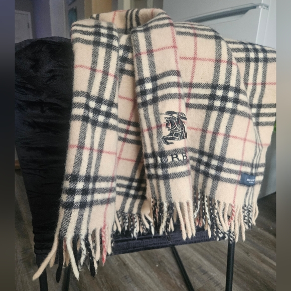 Authentic Burberry 100% wool scarf - Picture 3 of 10